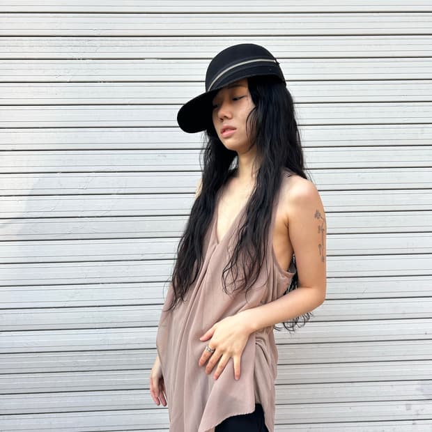 브이넥 슬리브리스 블라우스