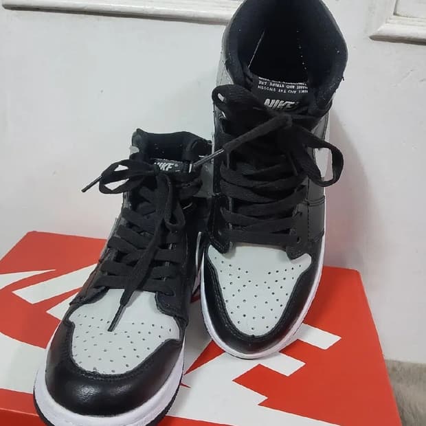 나이키 에어 조던 1 미드 하이  235 1번신음 거의 새신발