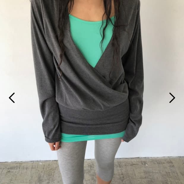 띵즈앤스터프 브이넥 탑 챠콜