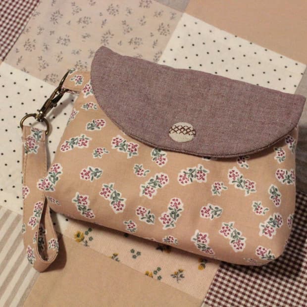 핸드메이드 베이지 꽃무늬 스트랩 파우치