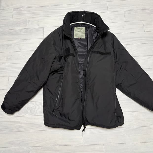 프릭스스토어 레벨7 프리마로프트 블랙 M사이즈 팝니다