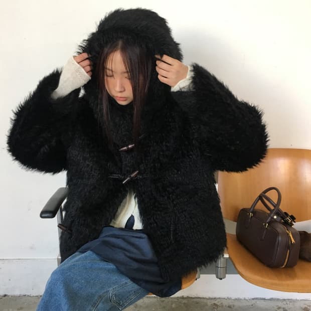 The Breathe 24 F/W 램 토글 무스탕 블랙