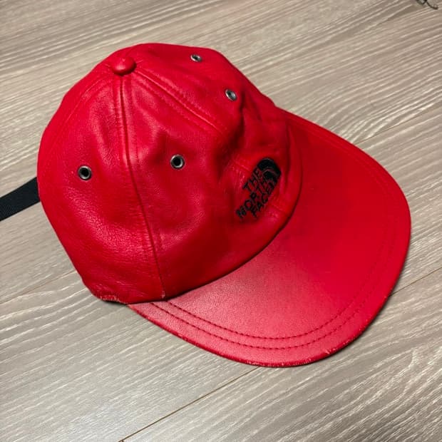 노스페이스 x 슈프림 레드 가죽 볼캡 