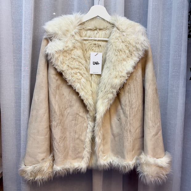 아이보리 무스탕