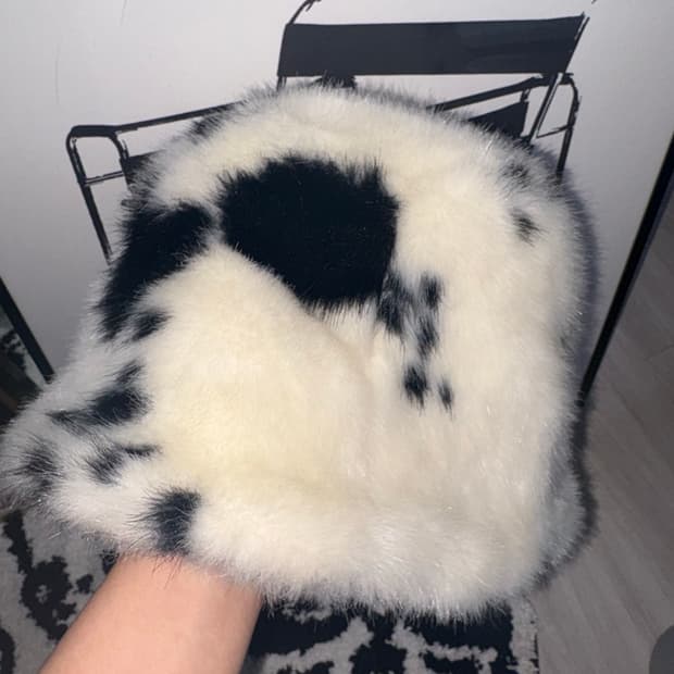 러브이즈트루 털모자