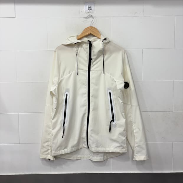 CP컴퍼니 화이트 후드 프로텍트 자켓