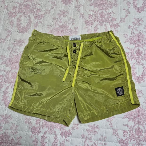 새상품급-M-30 스톤아일랜드 메탈나일론 반바지