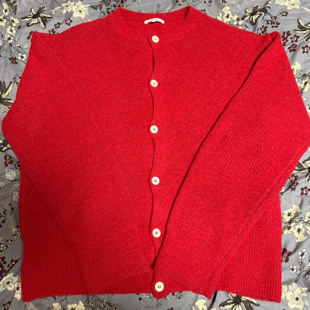 타일레 레드 가디건 2사이즈 팝니다