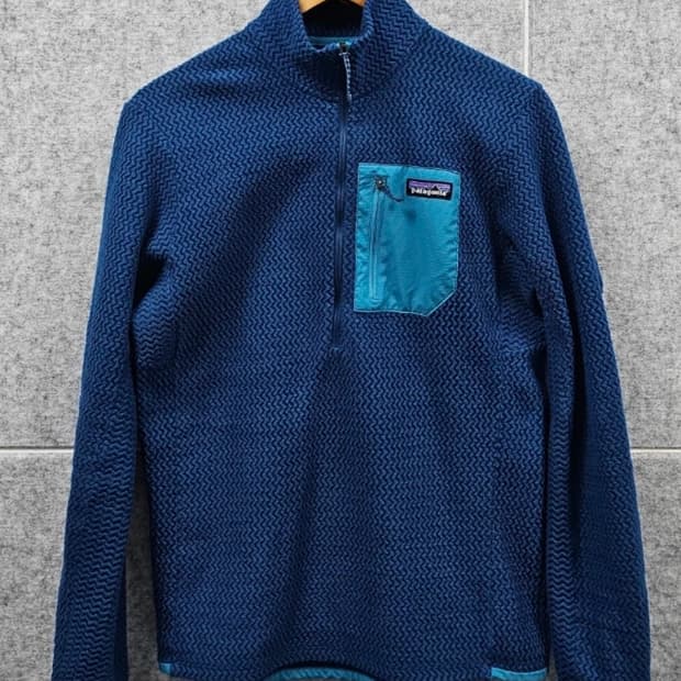 파타고니아 R1 에어 짚넥 M 사이즈  상태 9.5/10  사진 찍고 절