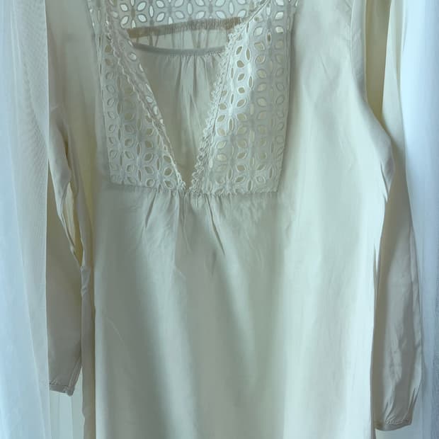 아이보리 리프컷팅 블라우스 모리걸