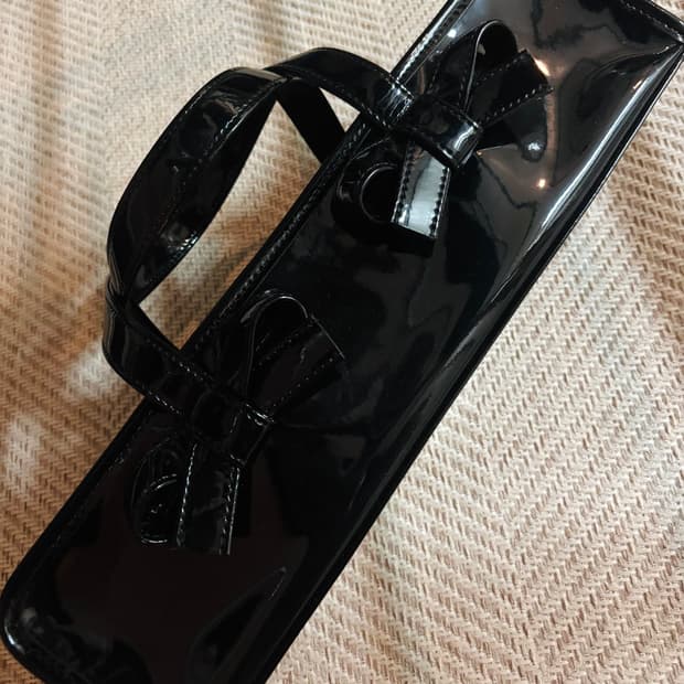 (새상품) 꼼데가르송 플루트 보우 백 페이턴트