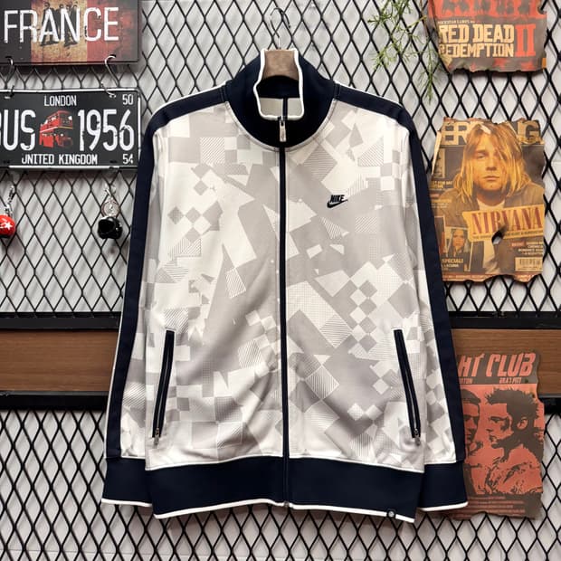 나이키 트랙자켓 전후면 픽셀 그래픽 패턴 디테일 화이트 네이비