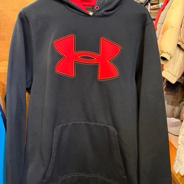 언더아머 검빨 후드티