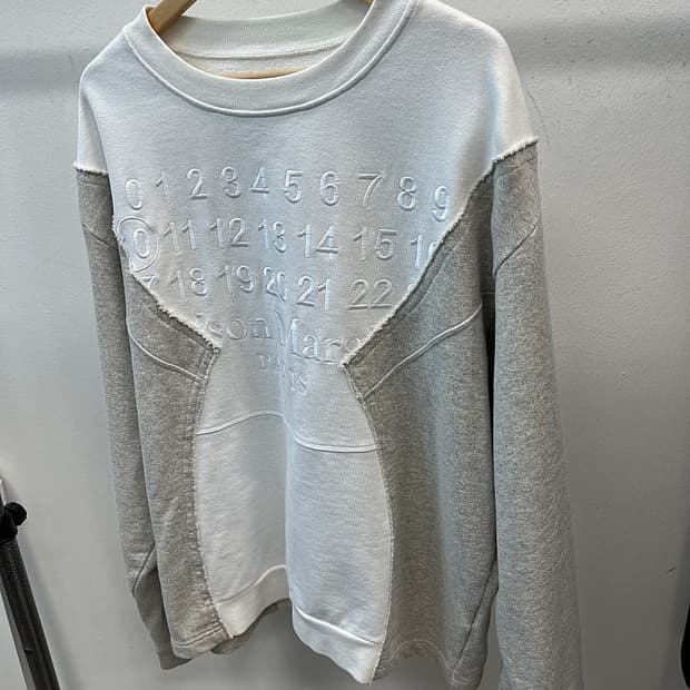 105) 마르지엘라 20AW 디컨스트럭티드 오버 맨투맨 