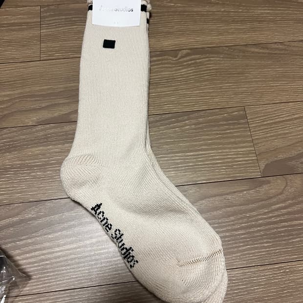 아크네 양말 이모지