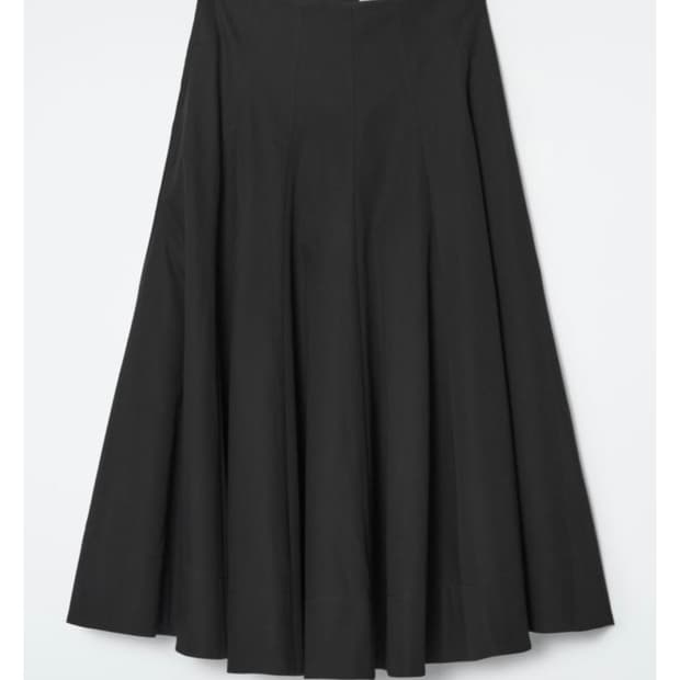 COS 볼류미너스 플리티드 코튼 미디 스커트