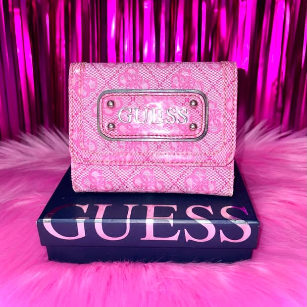 💗러블리) GUESS 게스 모노그램 반지갑 핑크실버