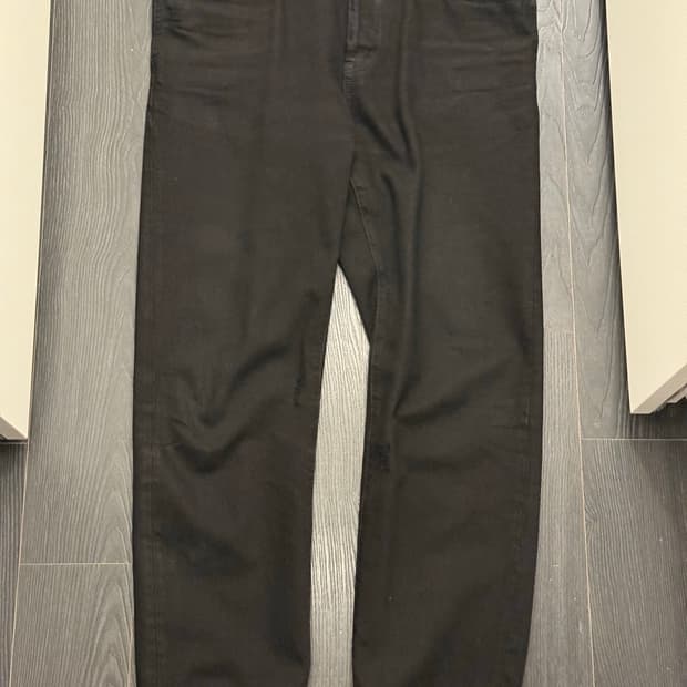 생로랑 스트레이트 핏 블랙 데님 33