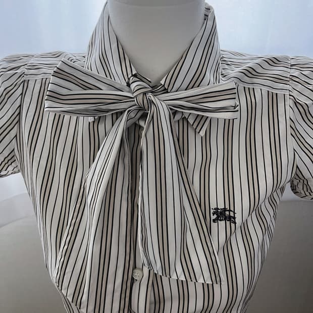 대대장!!) Burberry 블루라벨 라떼갸루 리본 블라우스