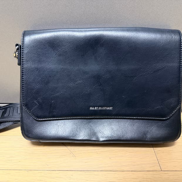 질바이질스튜어트 남성 유스 라인 블랙 크로스백