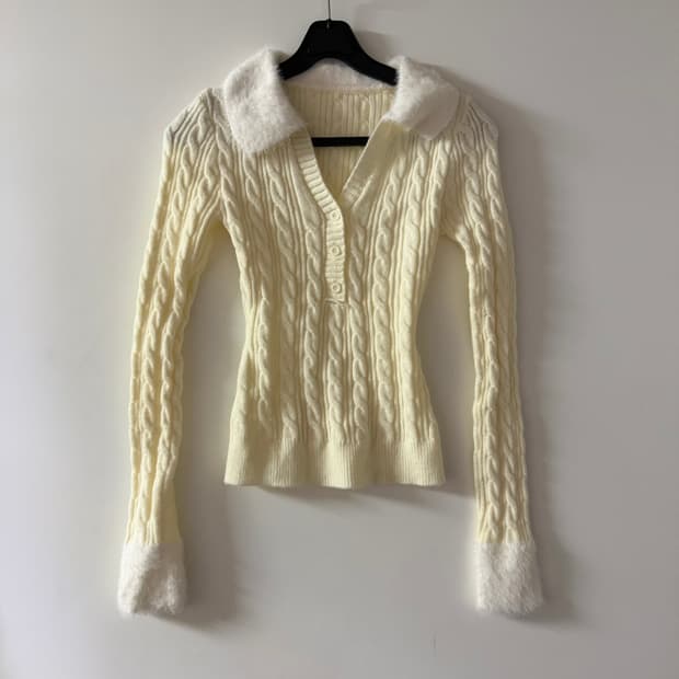 새상품 여자 퍼 꽈배기 브이넥 니트