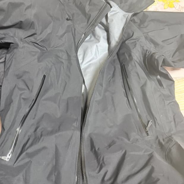 아크테릭스 베타 sl 검정색상 S사이즈 판매합니다. 등산용으로 구매했는데