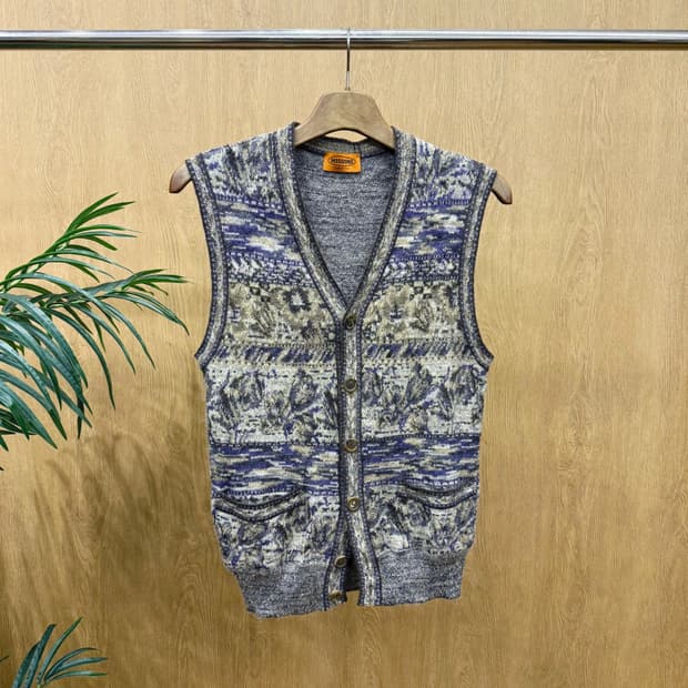 미쏘니 패턴 니트 베스트 버튼 가디건 포켓 디테일 레귤러핏 브라운