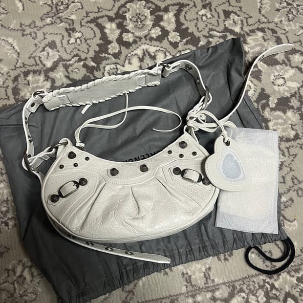 발렌시아가 아레나 램스킨 르카골 XS 화이트 새상품