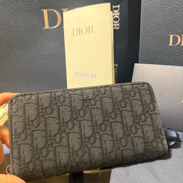 디올 지퍼 장지갑 새상품급 8월 구매