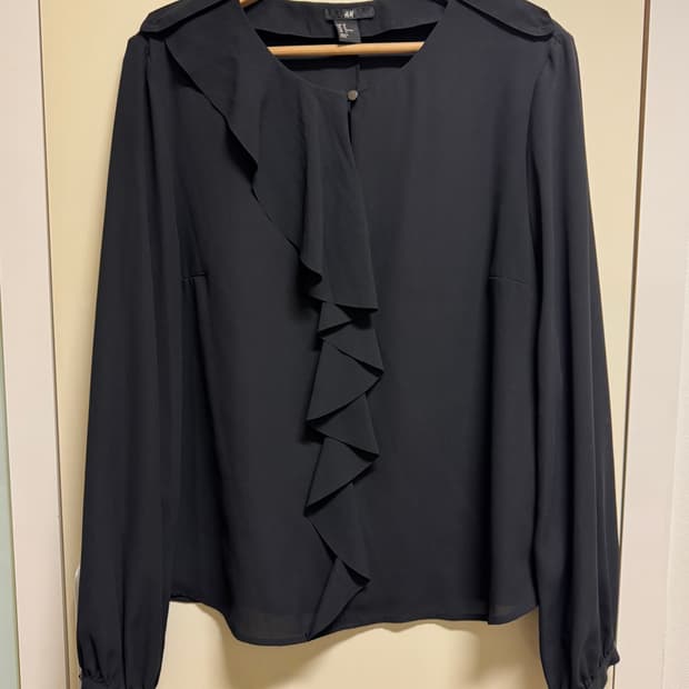 h&m 블랙 플라운스 러플 블라우스 96 L