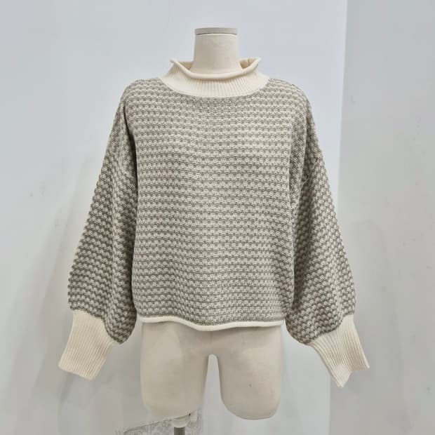 모카베이지 벌룬소매 빈티지 패턴 니트