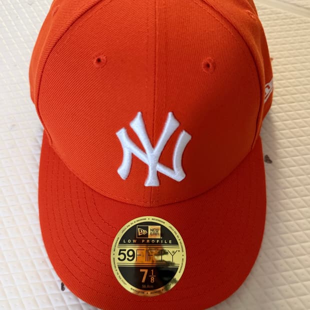 뉴에라 주황 모자 