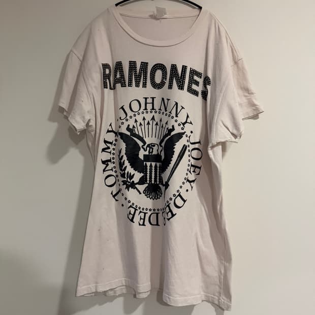 메이드원(Madeworn) 라몬즈 그래픽 티셔츠