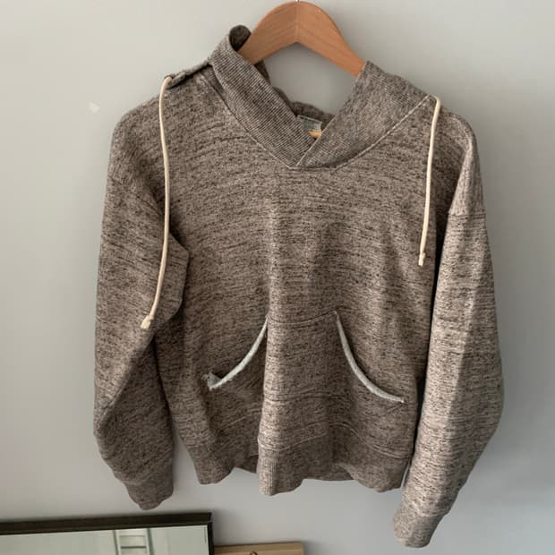 캐피탈 브이넥 후드