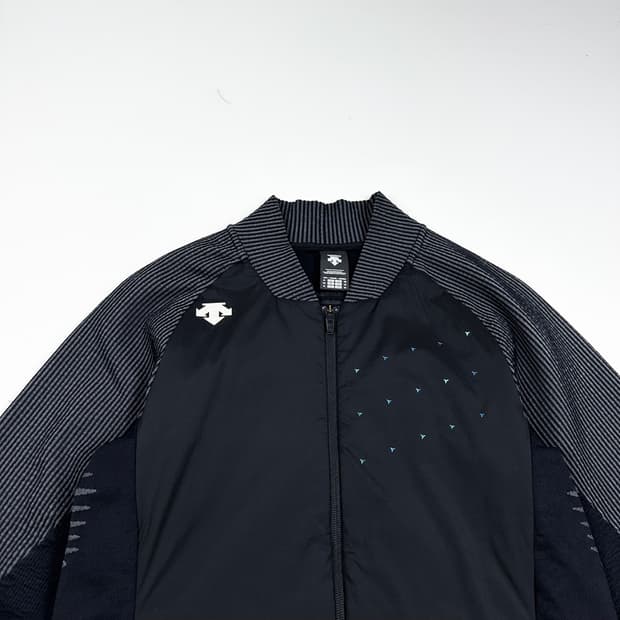 데상트 런닝 트레이닝 블랙 집업 자켓 (M)