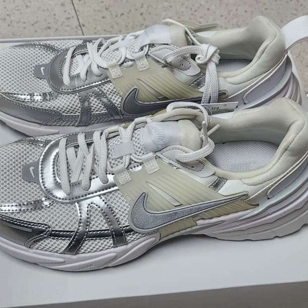 나이키 V2K 런 메탈릭 실버 화이트 남자285사이즈