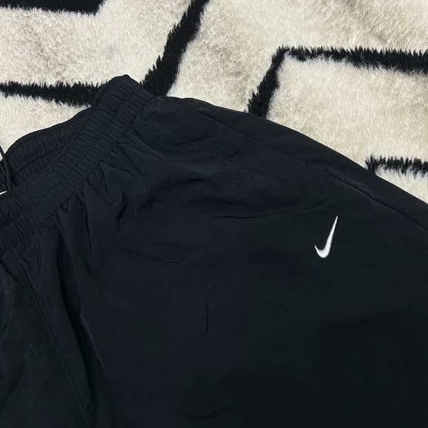 [S]나이키 에센셜 스우시 우븐 조거팬츠/블랙
