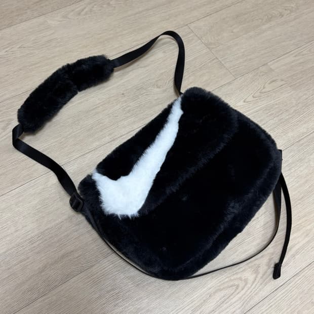 나이키 빅스우시 퍼 크로스백 블랙