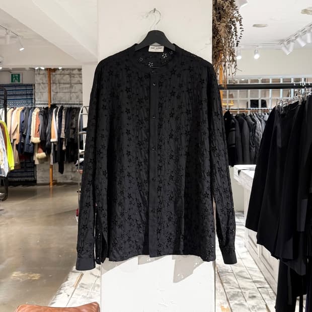 생로랑 블랙 스타 자수 아일렛 셔츠