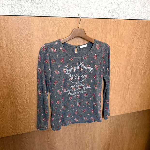 빈티지 롱슬리브 티셔츠 잔꽃 플로럴 패턴 레터링 프린트 디테일 그레이