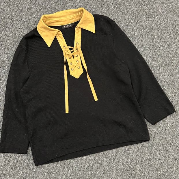 L)BISTY 빈티지 여성 블랙/베이지 배색 레이스업 카라 니트