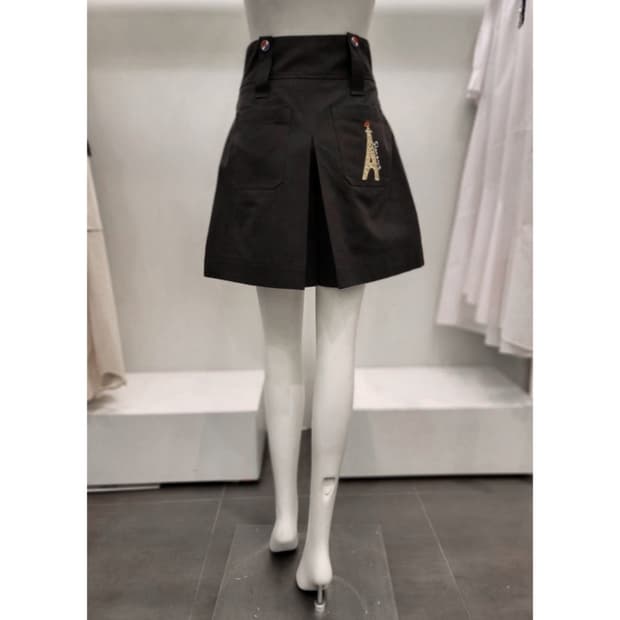 오즈세컨 플리츠 자수 숏팬츠