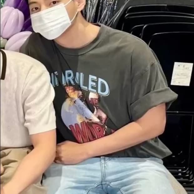 방탄 뷔 착용 IF I RUIED THE WORLD 반팔 스미크로