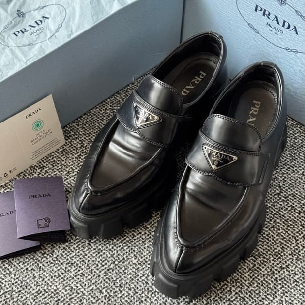 프라다 브러시드 로퍼