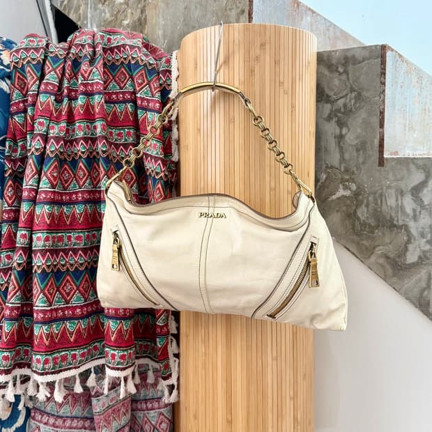 프라다 아이보리 비텔로 레더 이스트웨스트 체인백