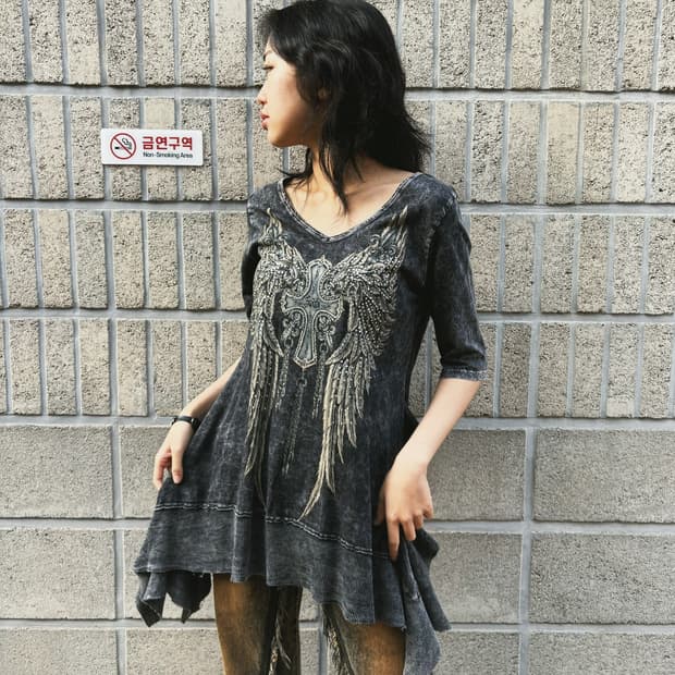 큐빅 디테일 언발란스 티셔츠