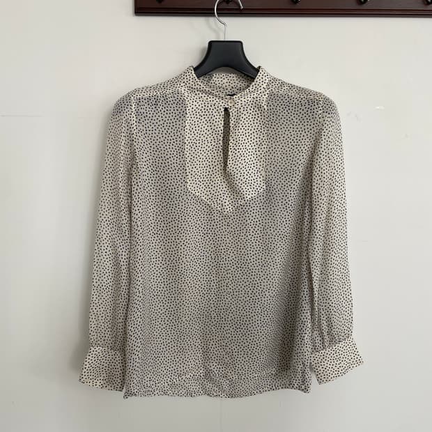아페쎄 블루 도트 아이보리 풀 실크 블라우스