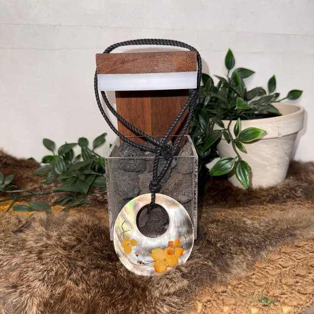 Oriental flower nacre necklace 