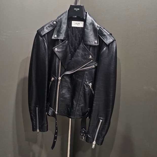 셀린느 옴므 텍스처드 레더 지퍼

클로저 바이커 가죽자켓