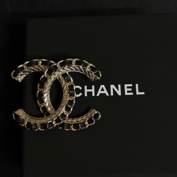 샤넬 정품 cc로고 업사이클링 메탈 레더 골드 브로치